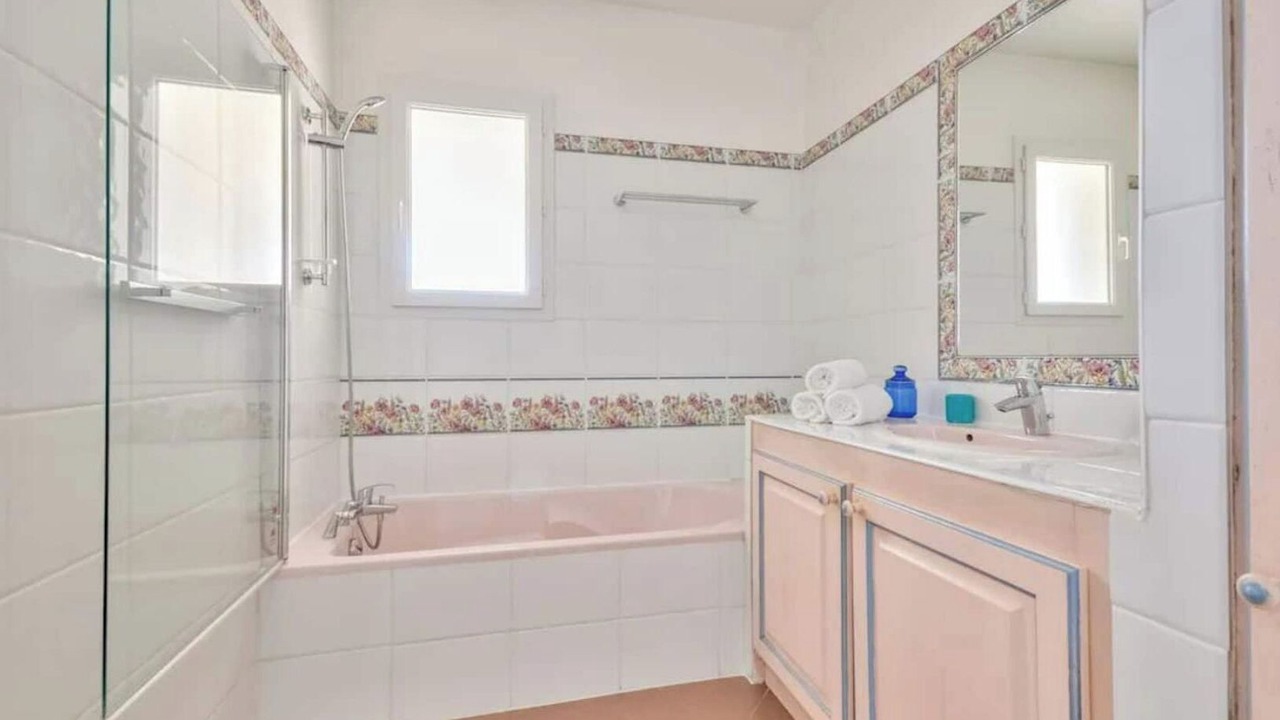 Photo of Bathroom in La Fare-les-Oliviers