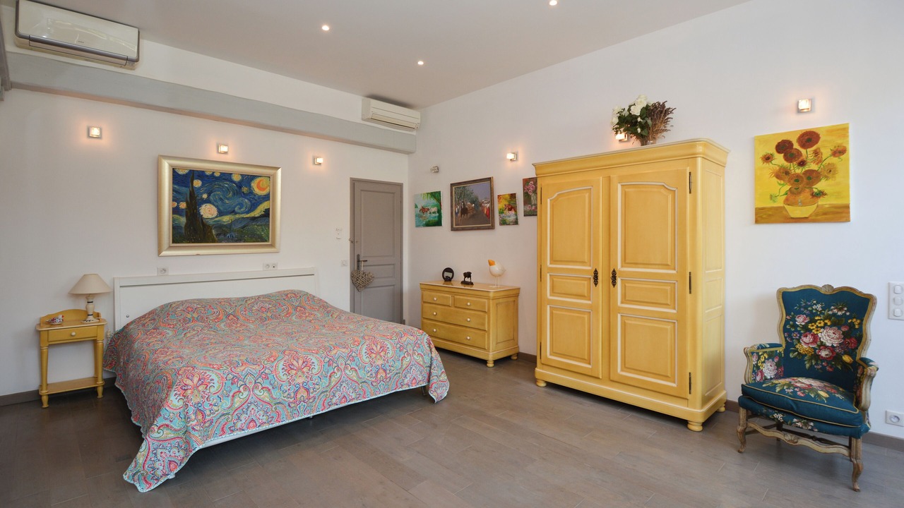 Photo of Bedroom in Noves