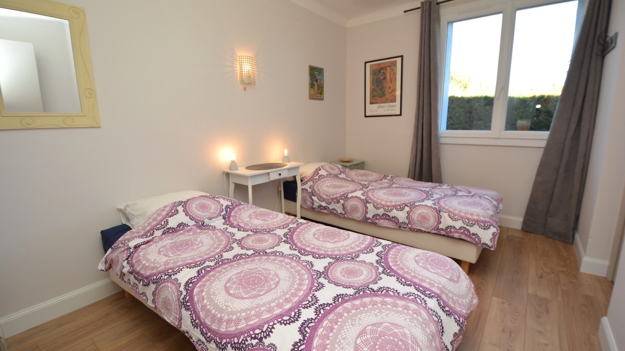 Photo of Bedroom in Comps