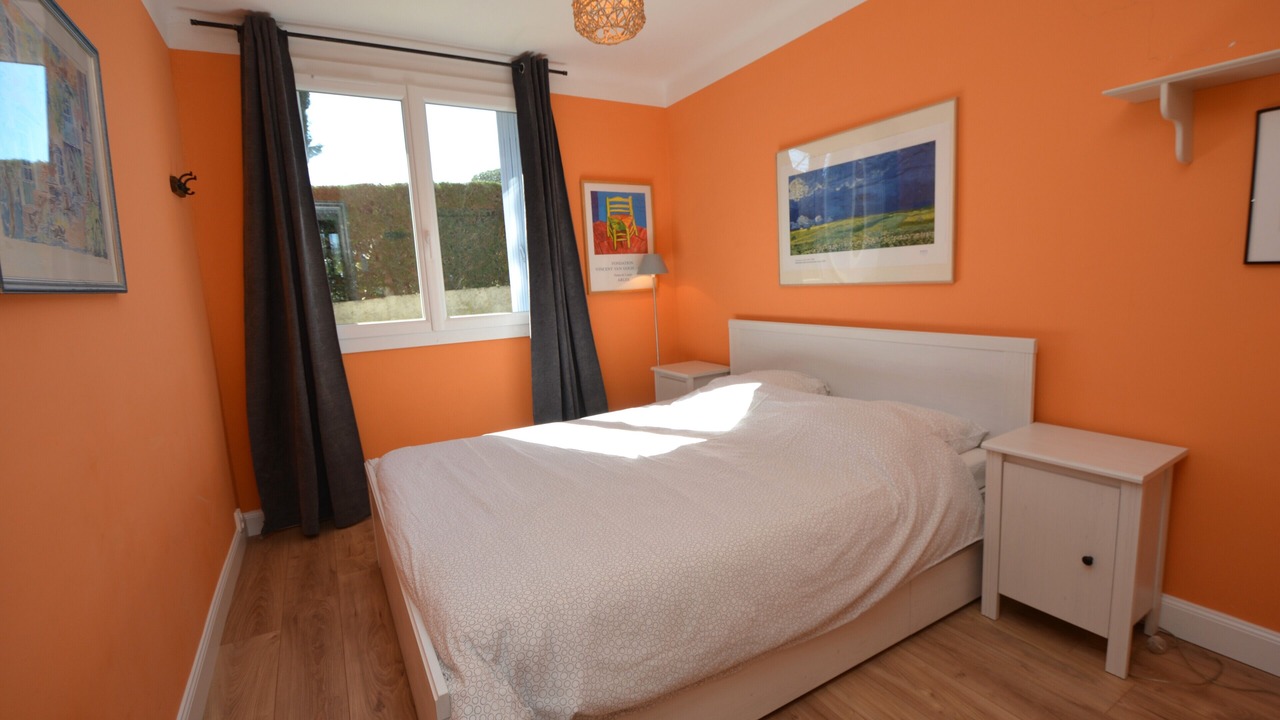 Photo of Bedroom in Comps