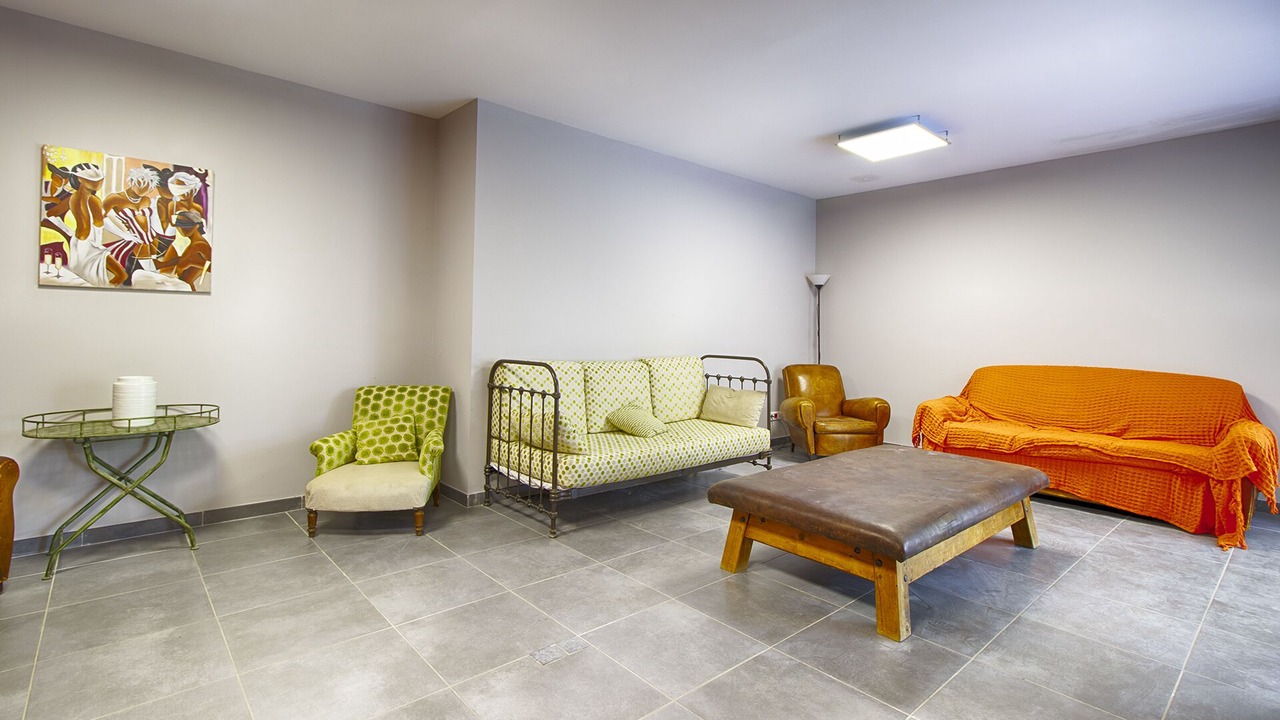 Photo of Livingroom in Orange