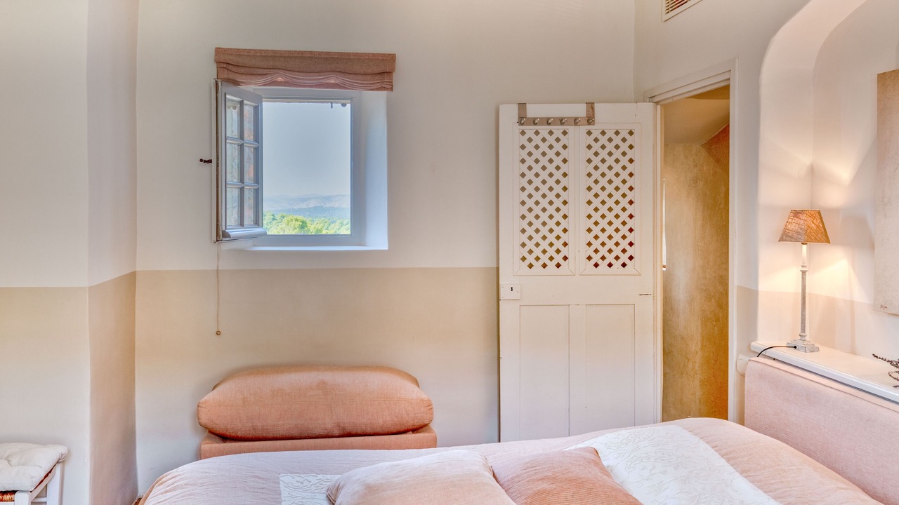 Photo of Bedroom in Jouques
