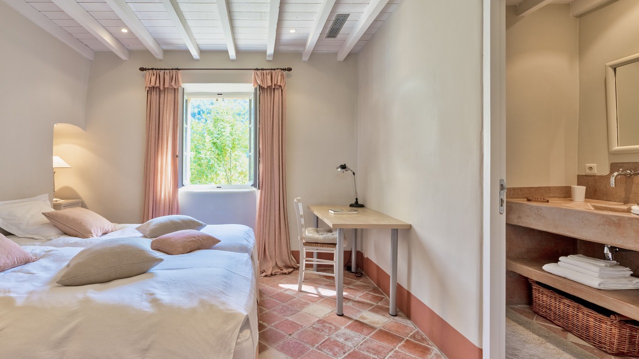 Photo of Bedroom in Jouques