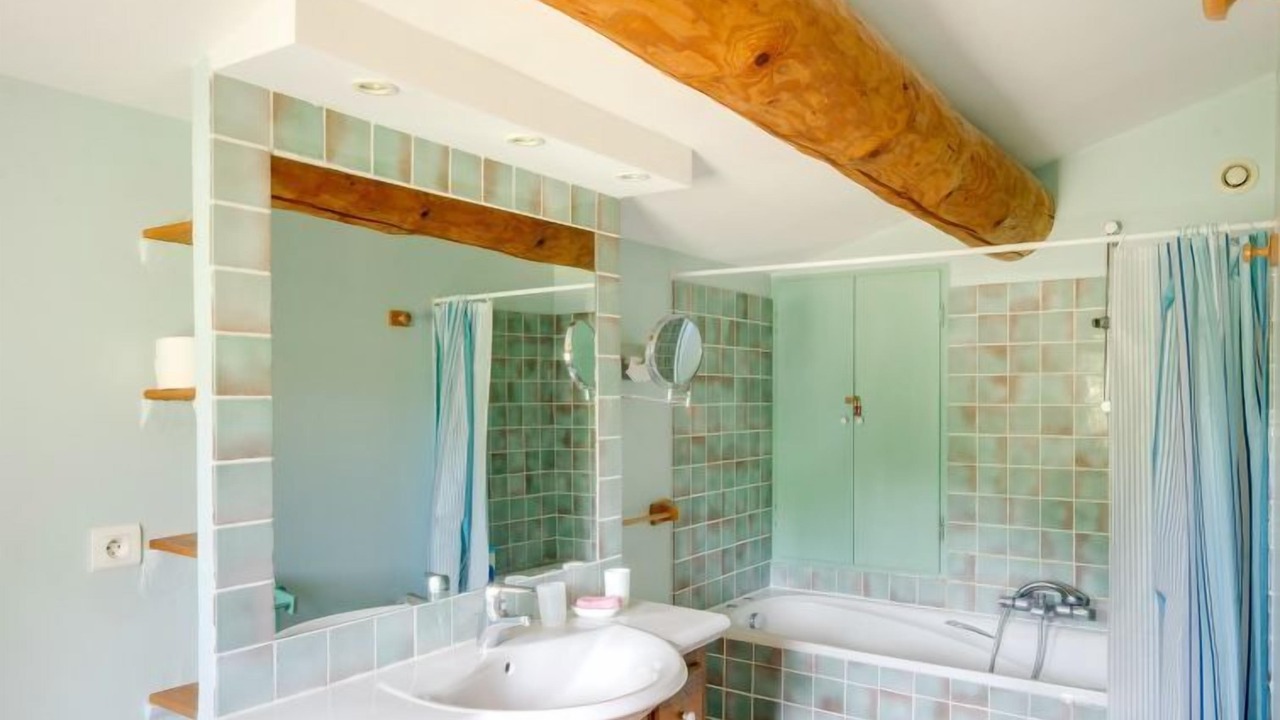 Photo of Bathroom in Saint-Martin-de-Castillon