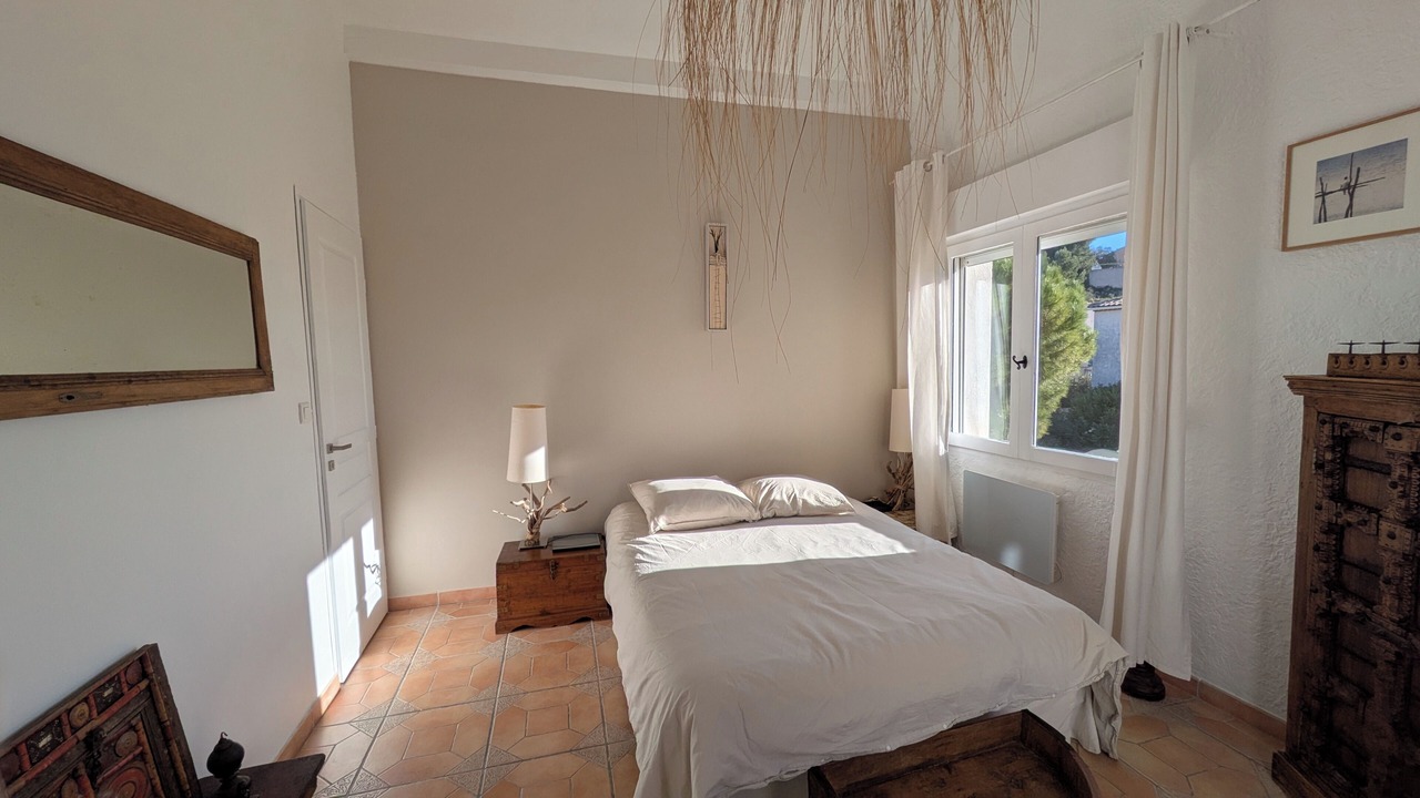 Photo of Bedroom in Ensues-la-Redonne
