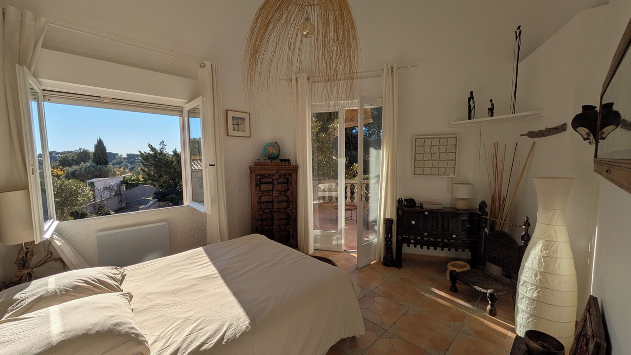 Photo of Bedroom in Ensues-la-Redonne