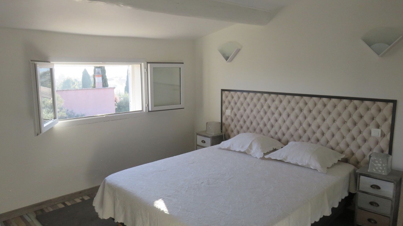 Photo of Bedroom in Saint-Saturnin-les-Avignon