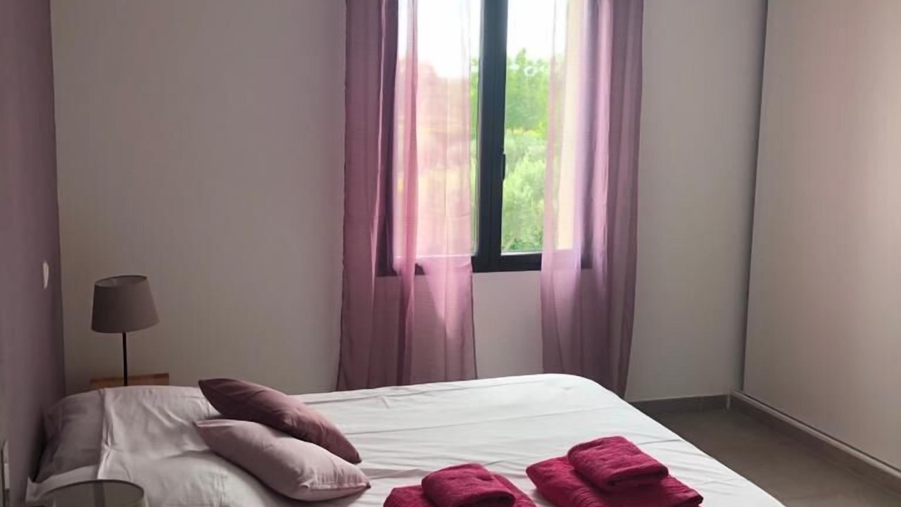 Photo of Bedroom in La Tour-d'Aigues
