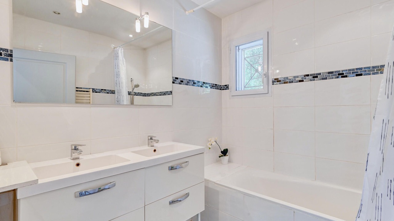 Photo of Bathroom in Tourves