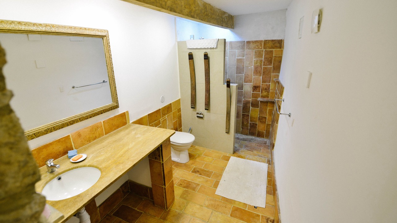 Photo of Bathroom in Vacqueyras