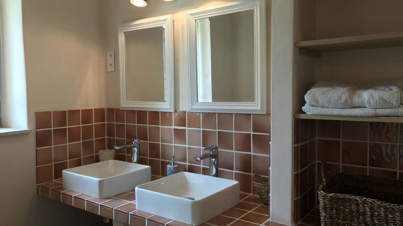 Photo of Bathroom in Rustrel