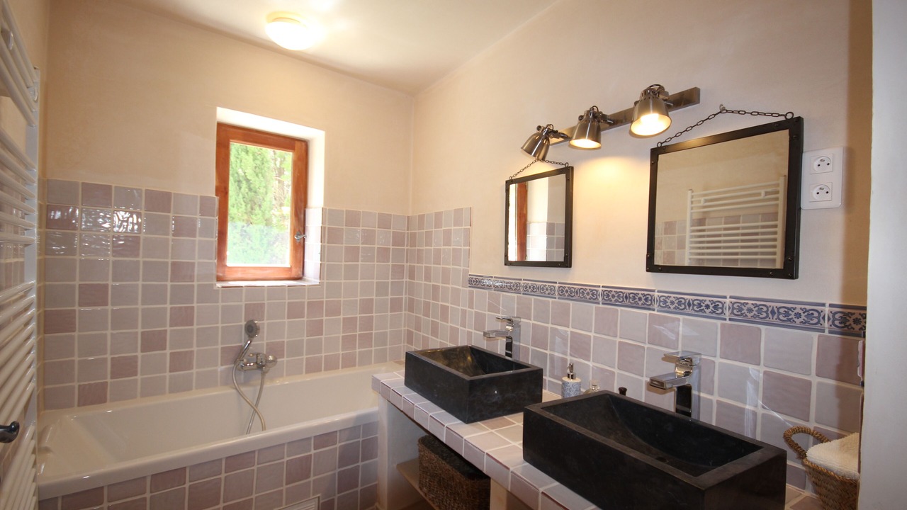 Photo of Bathroom in Rustrel