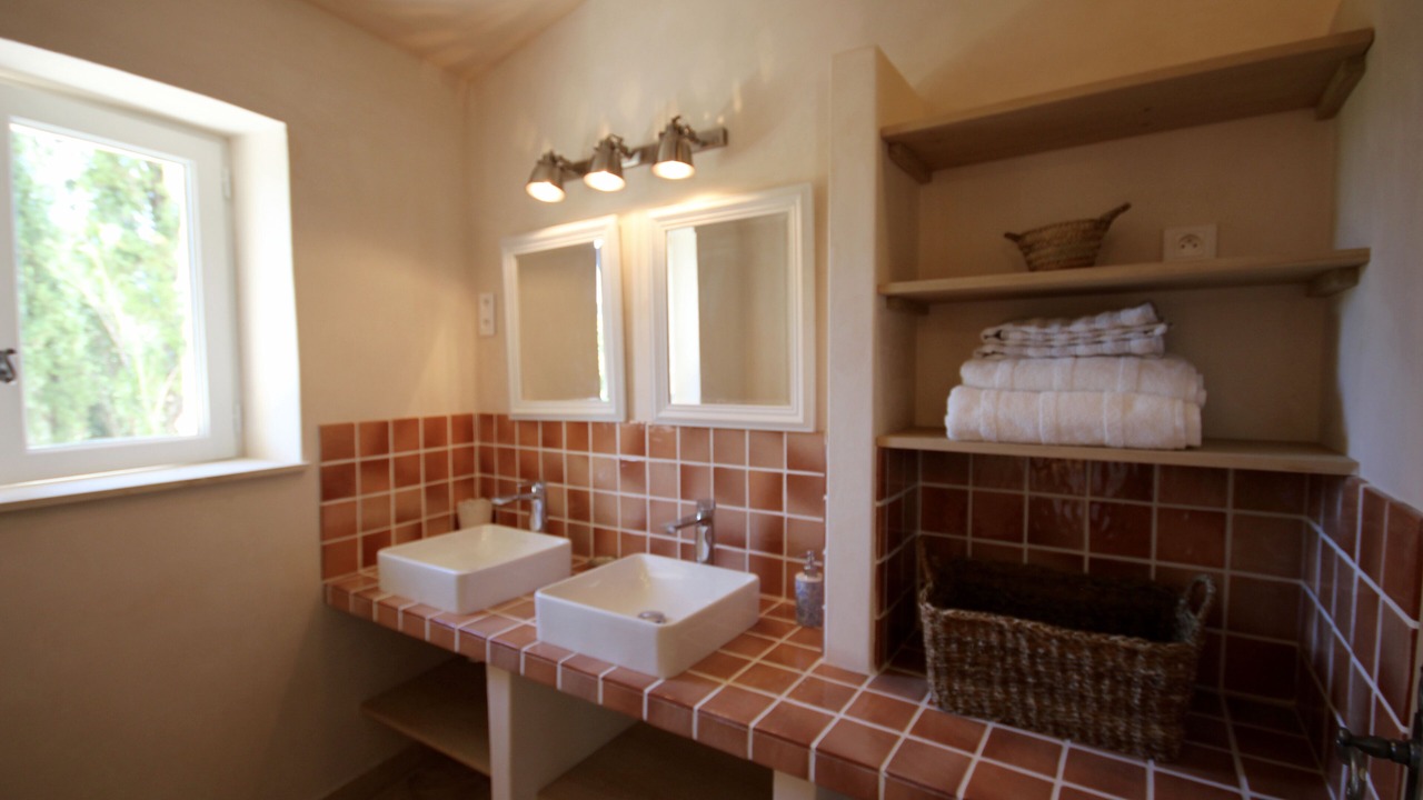 Photo of Bathroom in Rustrel