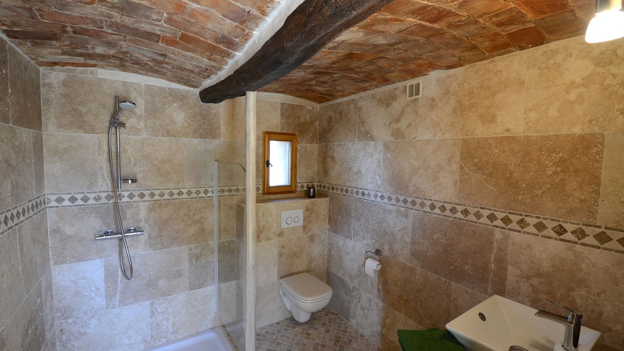Photo of Bathroom in Vacqueyras