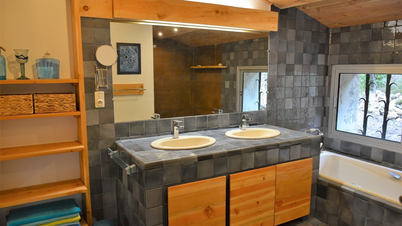 Photo of Bathroom in Beaumes-de-Venise