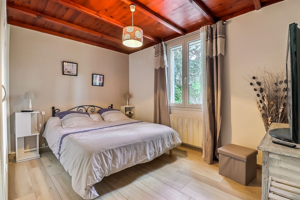 Photo of Bedroom in Comps
