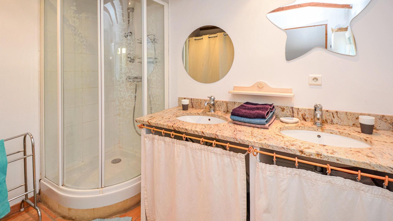 Photo of Bathroom in Pujaut