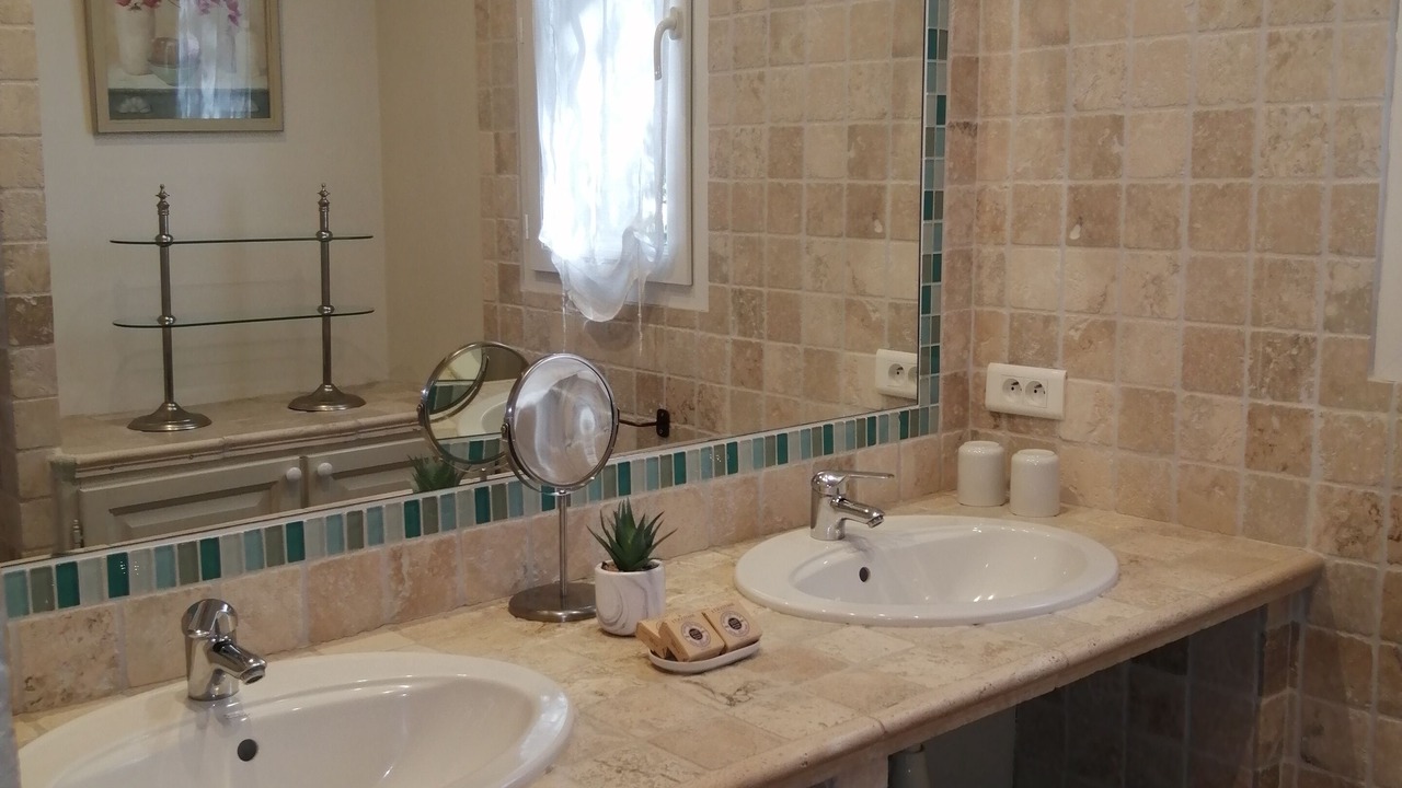 Photo of Bathroom in Vacqueyras