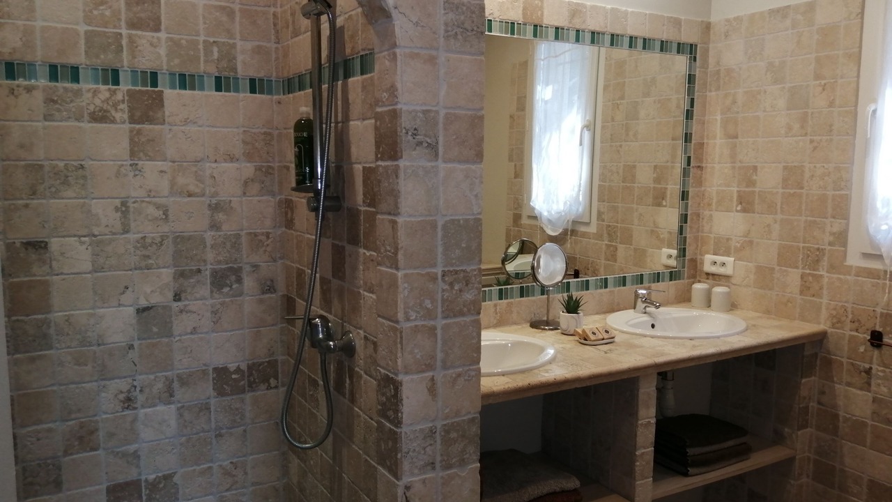Photo of Bathroom in Vacqueyras