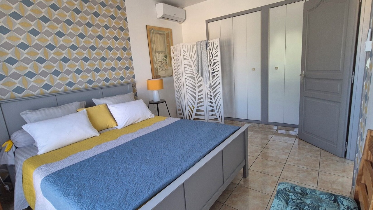 Photo of Bedroom in Comps