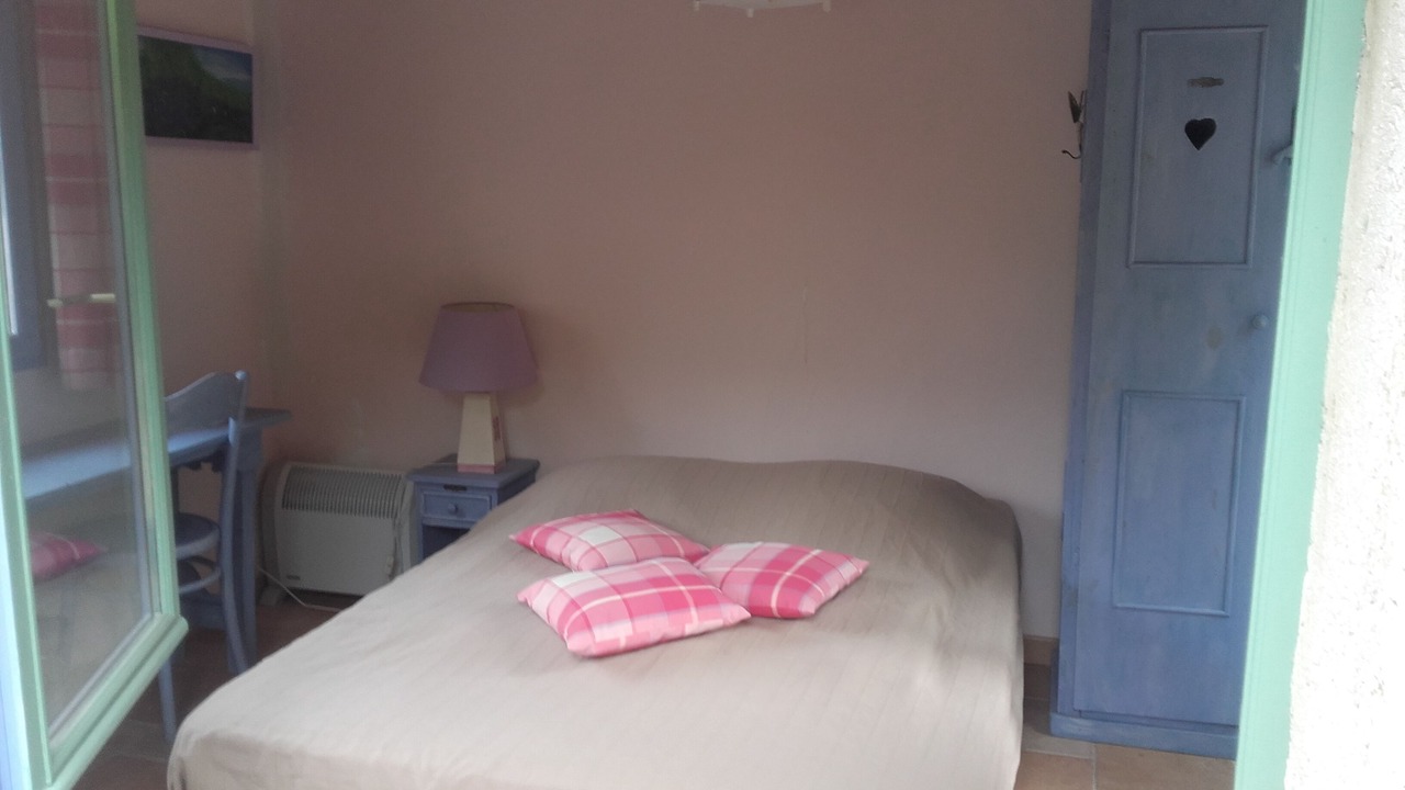 Photo of Bedroom in Saint-Martin-de-Castillon