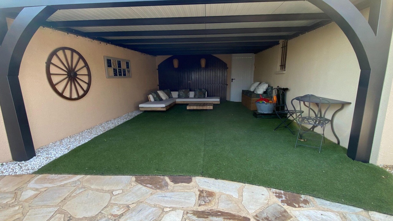 Photo of Patio Balcony in Violes