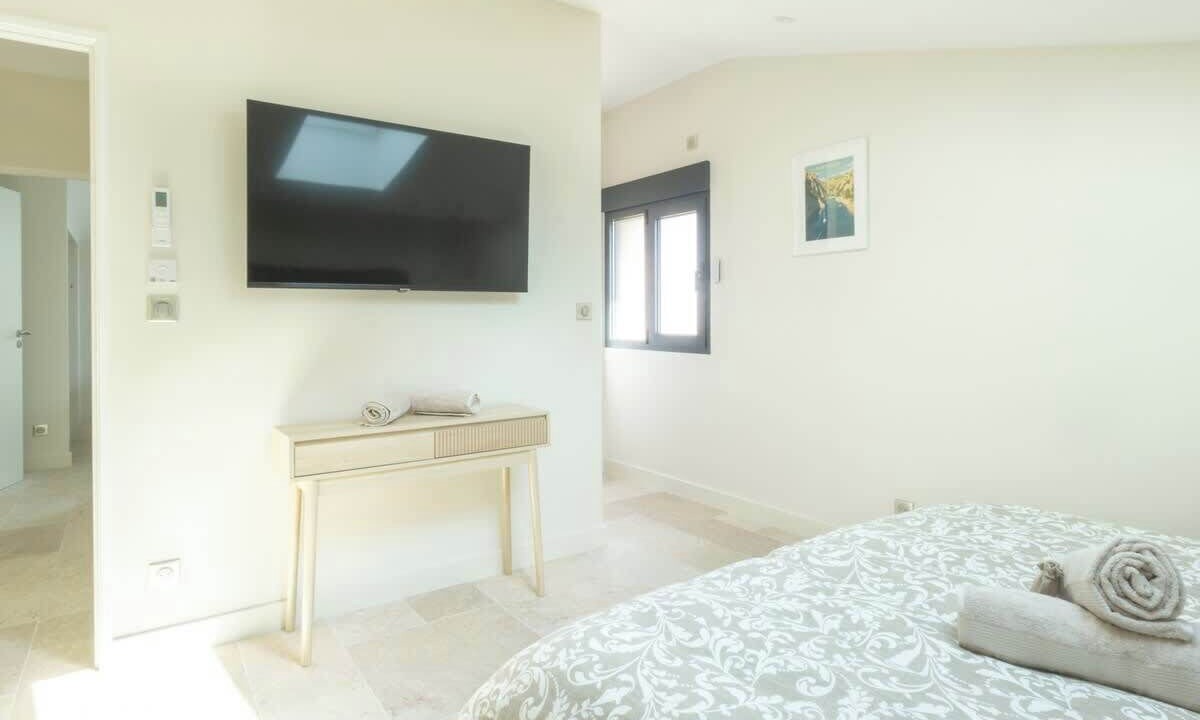 Photo of Bedroom in Les Baumettes