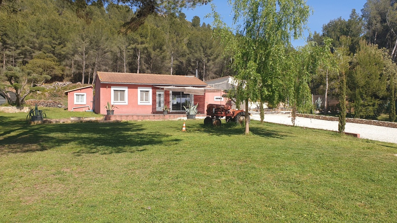 Photo of Outdoor in Saint-Mitre-les-Remparts
