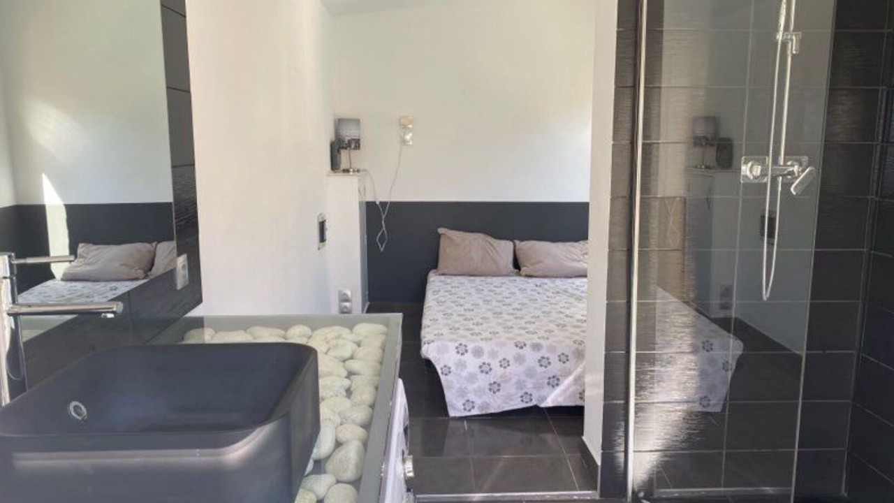 Photo of Bathroom in Saint-Mitre-les-Remparts