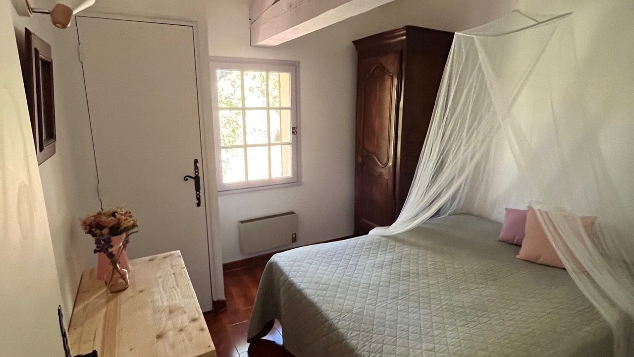 Photo of Bedroom in Jouques