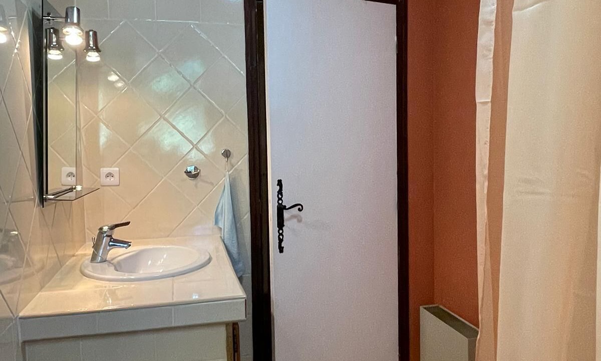 Photo of Bathroom in Jouques