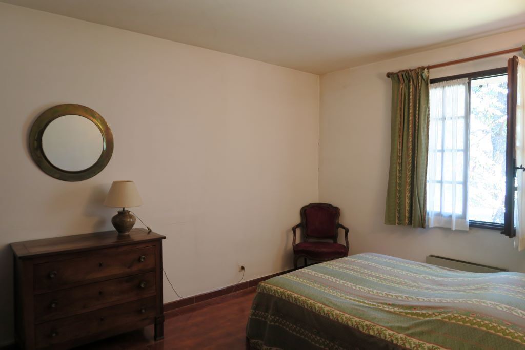 Photo of Bedroom in Jouques