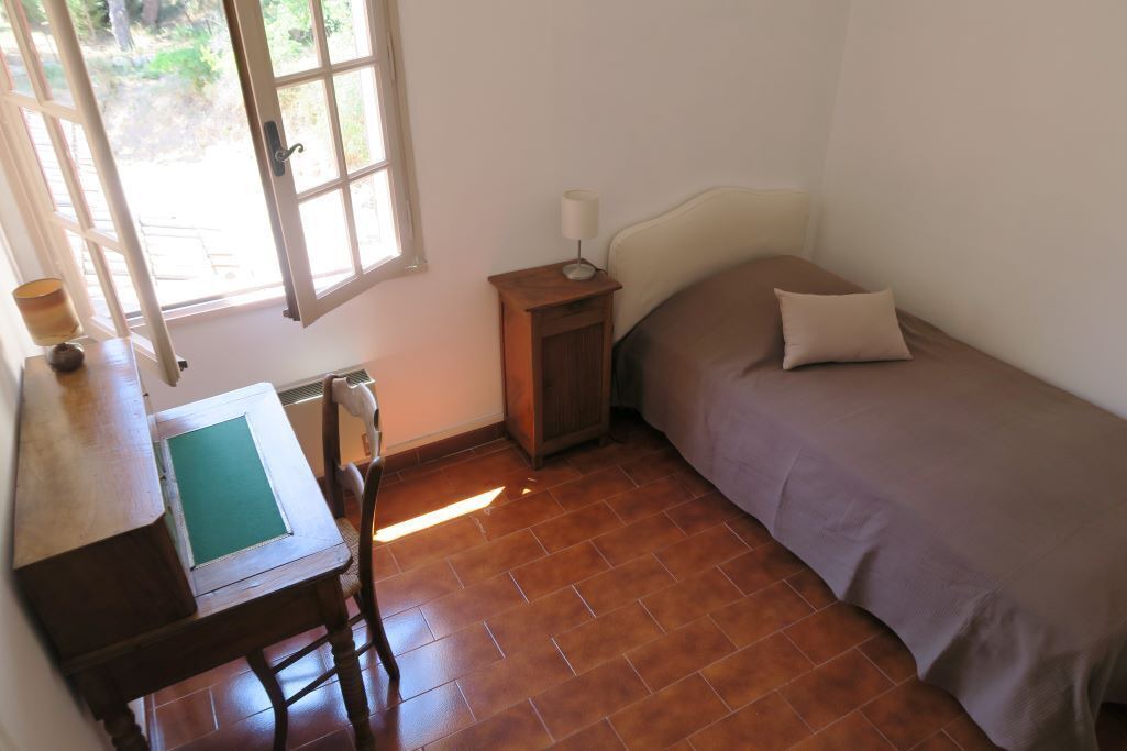 Photo of Bedroom in Jouques