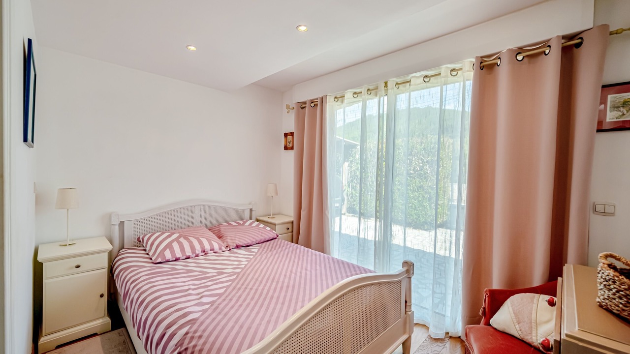 Photo of Bedroom in Puget-Ville