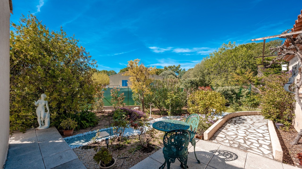 Photo of Outdoor in Puget-Ville