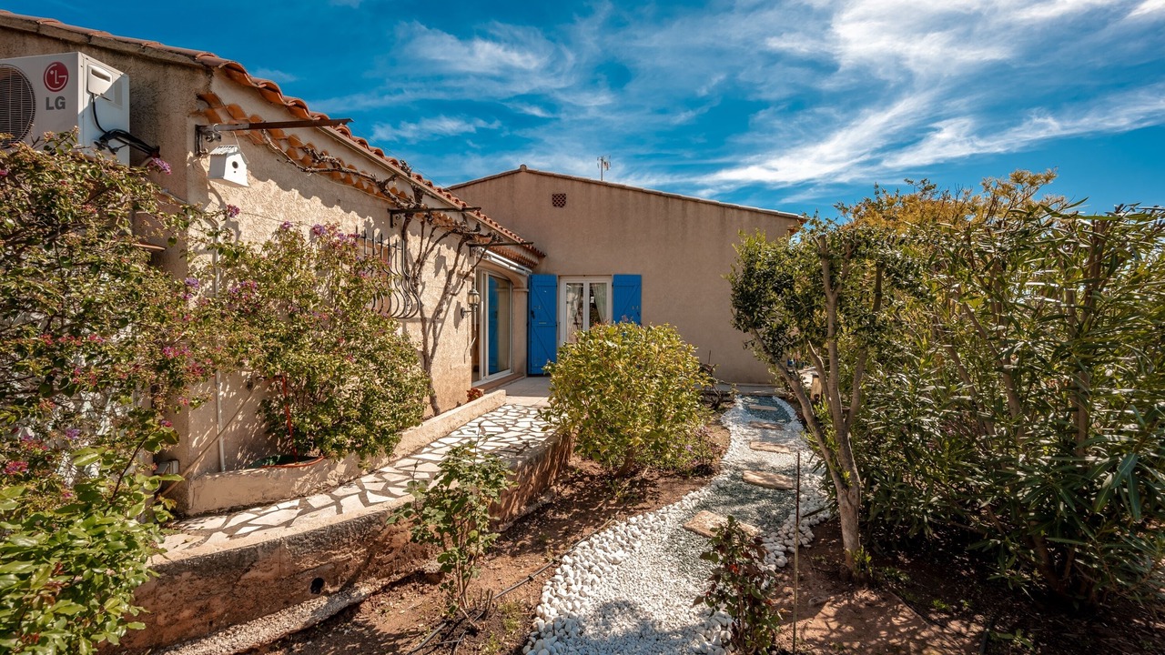 Photo of Outdoor in Puget-Ville