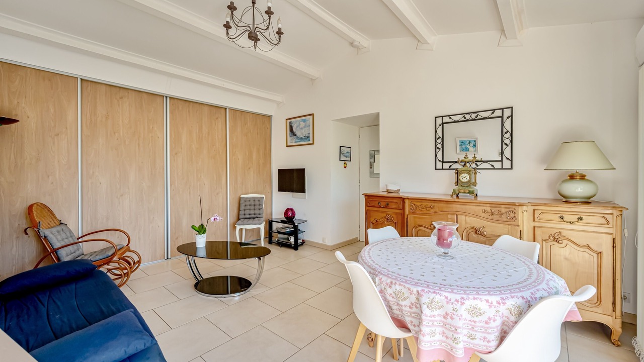 Photo of Livingroom in Puget-Ville