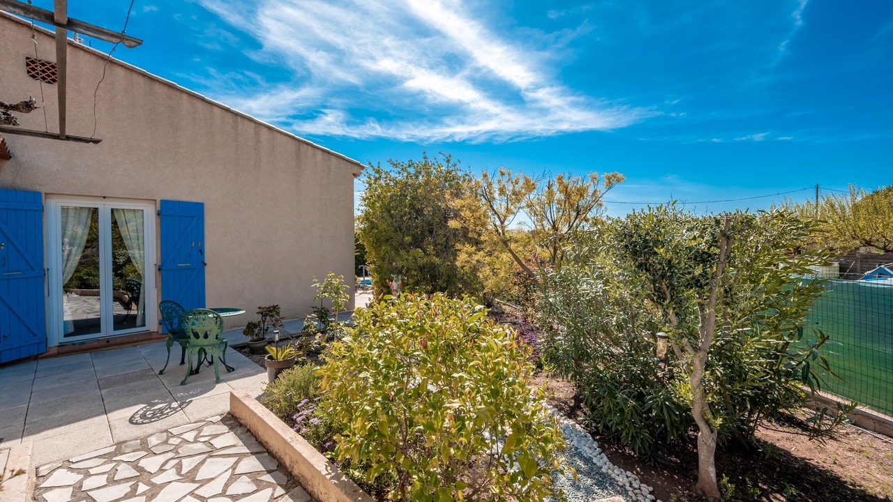 Photo of Patio Balcony in Puget-Ville