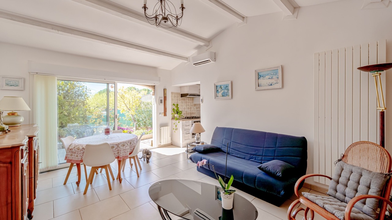 Photo of Livingroom in Puget-Ville