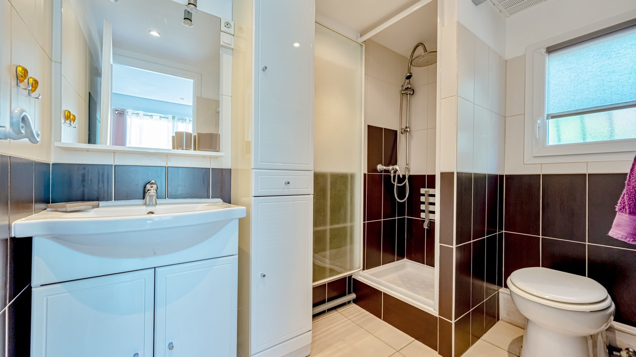 Photo of Bathroom in Puget-Ville