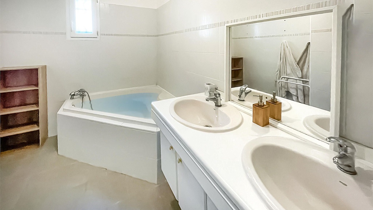 Photo of Bathroom in La Roquebrussanne
