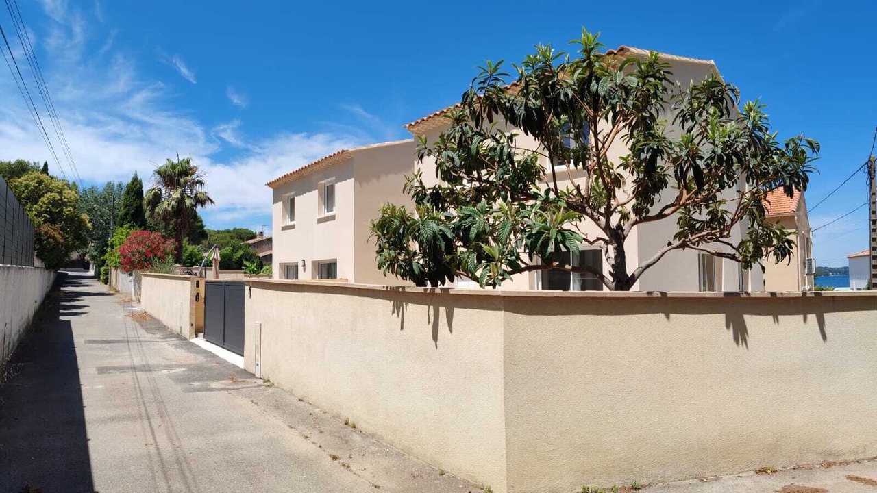 Photo of Outdoor in Saint-Mitre-les-Remparts