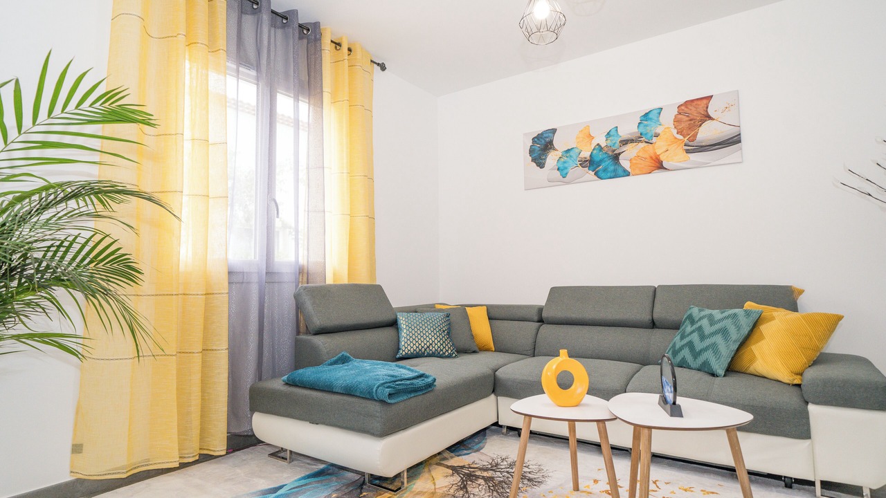 Photo of Livingroom in Saint-Mitre-les-Remparts
