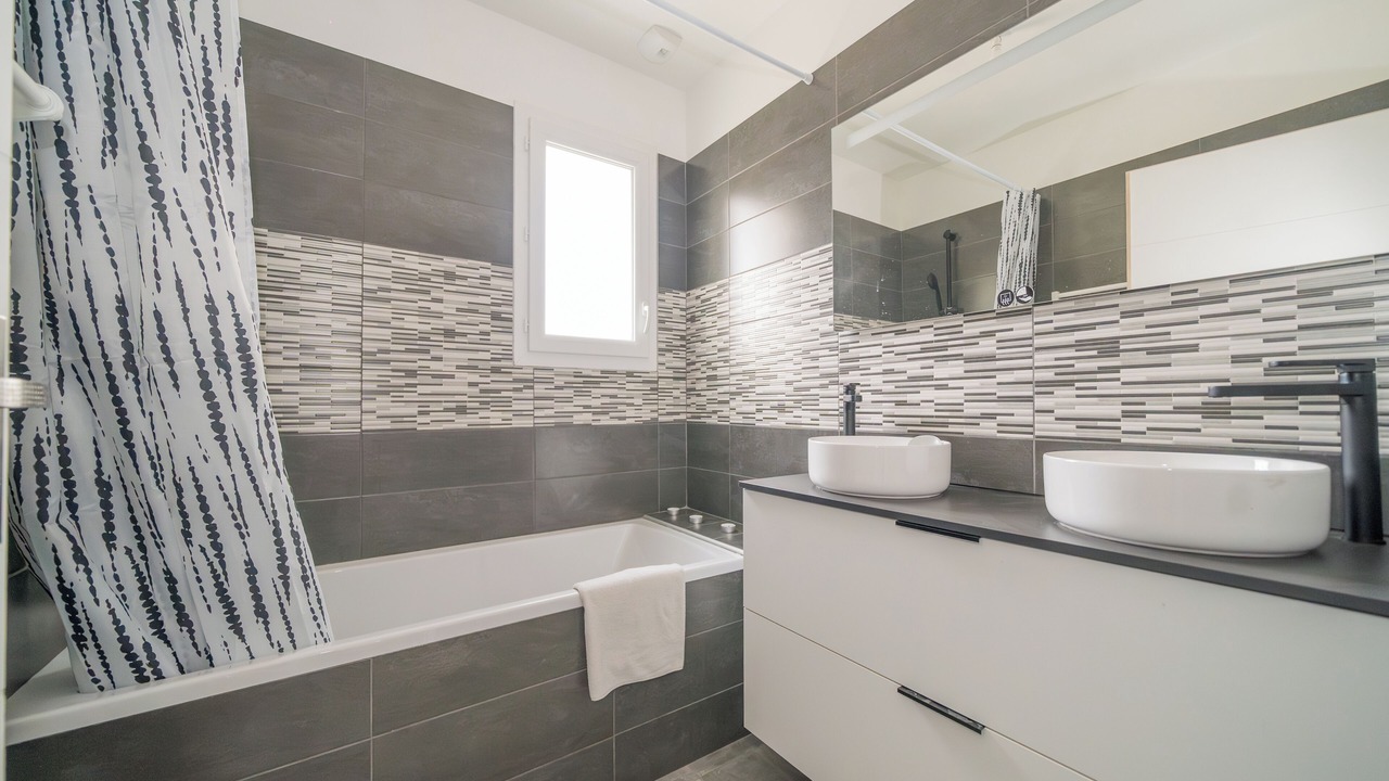 Photo of Bathroom in Saint-Mitre-les-Remparts