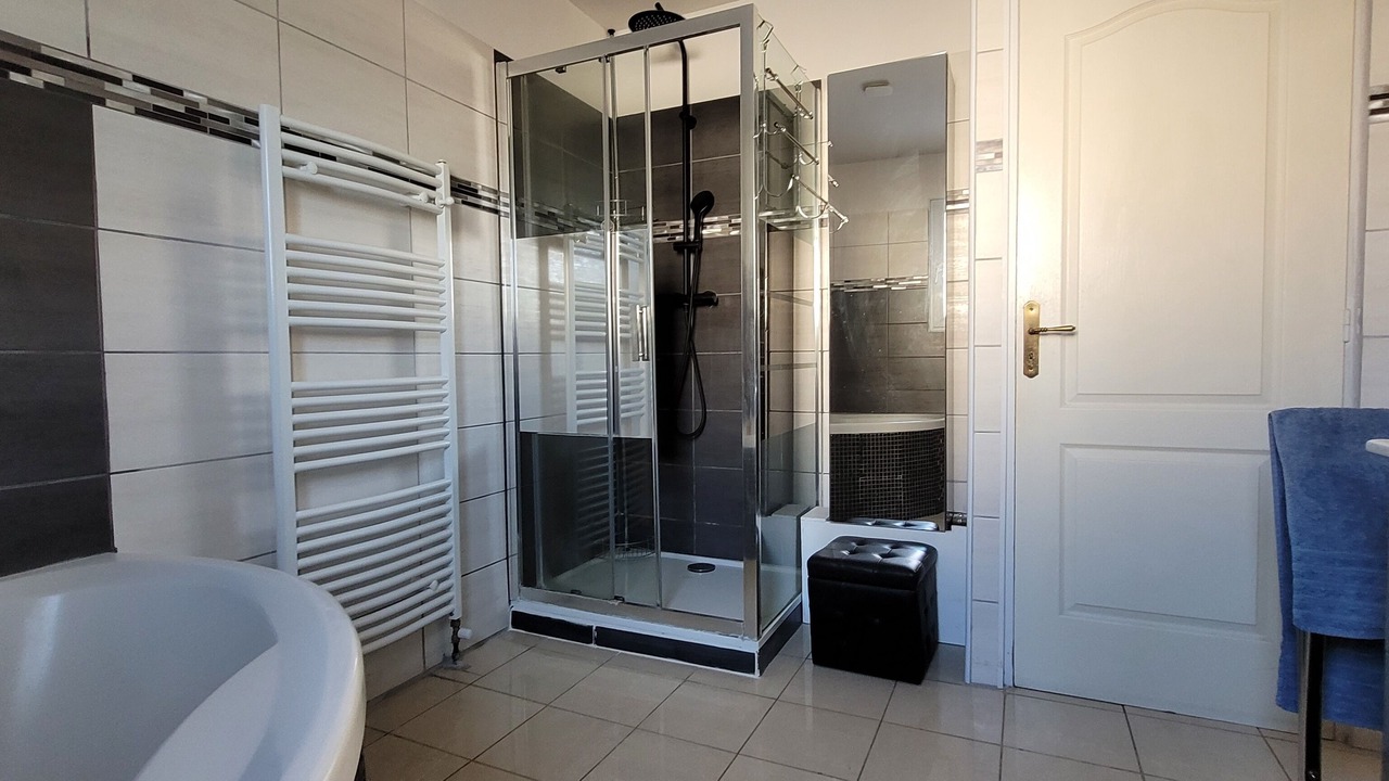 Photo of Bathroom in Chateauneuf-de-Gadagne