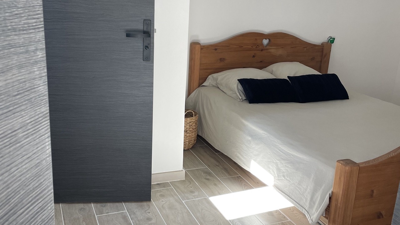 Photo of Bedroom in Orange