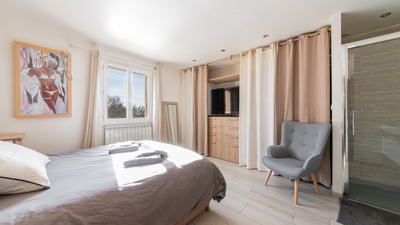 Photo of Bedroom in Aups