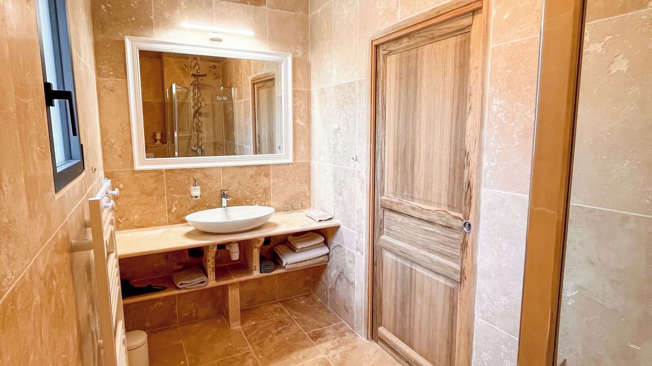 Photo of Bathroom in Rustrel