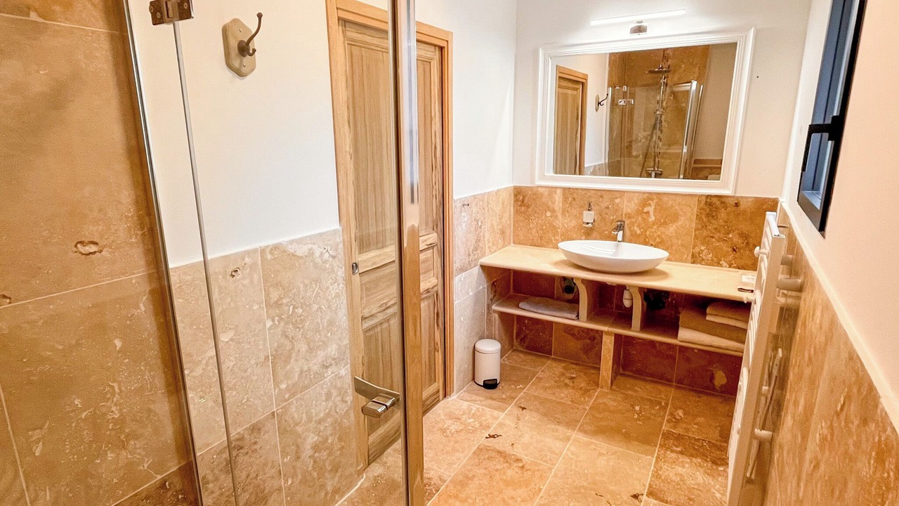 Photo of Bathroom in Rustrel