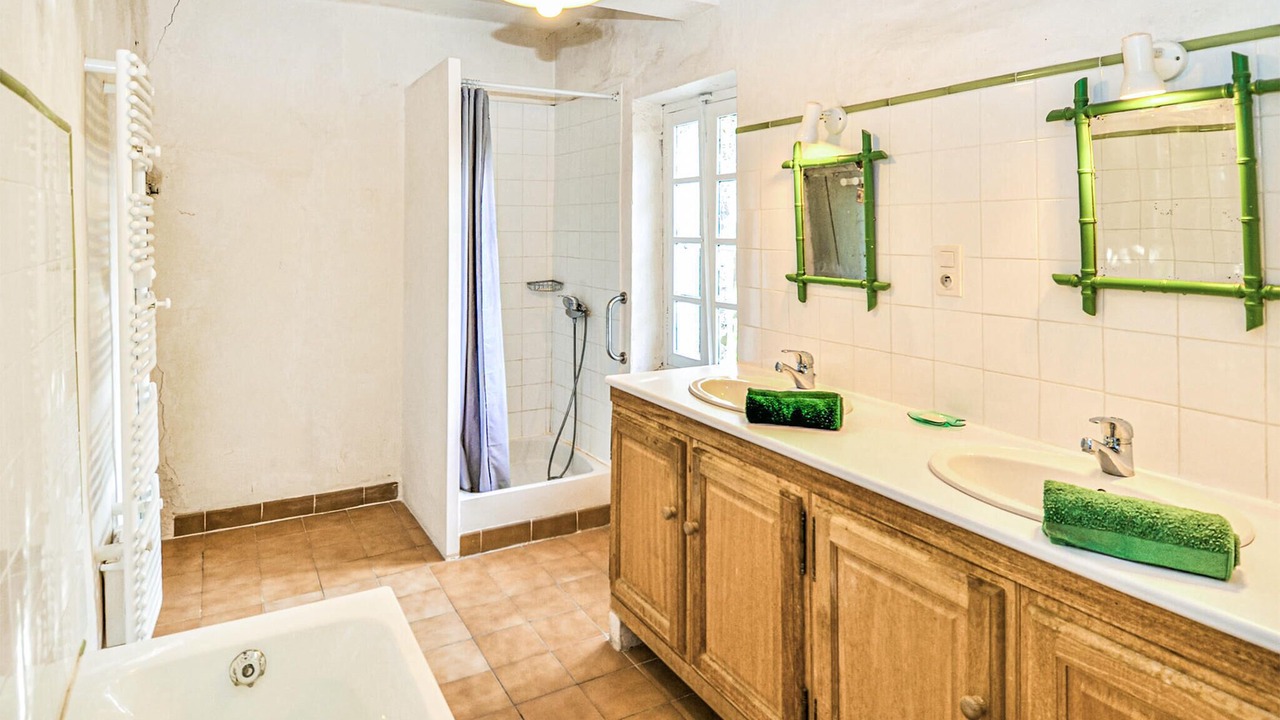 Photo of Bathroom in Violes